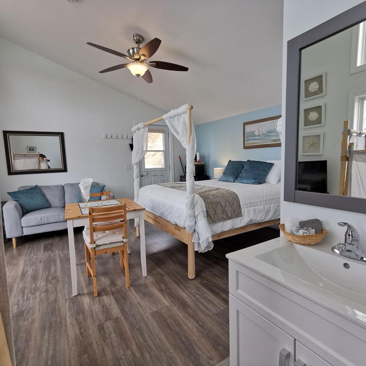 Knotty Pine Ocean Front Suite - Adults Only Ingonish Pokoj fotografie